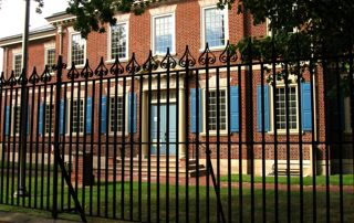 clôture en fer noire