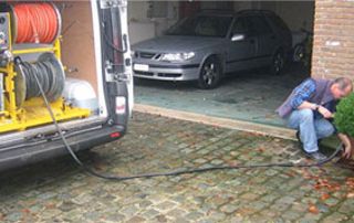 débouchage d'un égout en cours