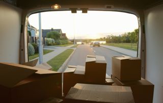 Intérieur d'une camionnette de déménagement avec des cartons