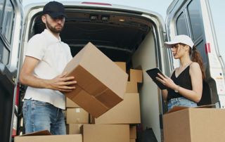 personne sortant une caisse d'une camionnette