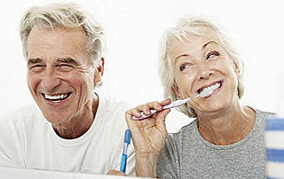 femme qui se brosse les dents