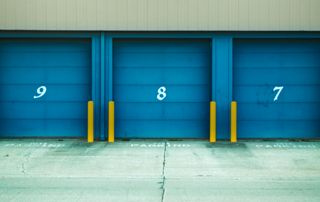 Box garages avec portes bleues