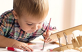 enfant qui dessine