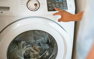 homme utilisant une machine à laver