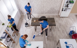 professionnels qui nettoient un bureau