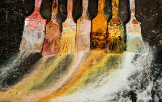 pinceaux de peinture de couleurs orangées