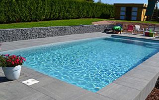 piscine dans un jardin