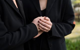 Deux personnes se tenant les mains