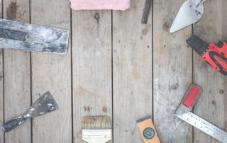 Outils de rénovation posés sur un parquet