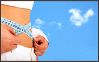 femme mesurant son tour de taille