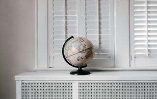 mappemonde devant un volet fermé